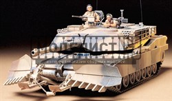 Амер. совр. танк M1A1 Abrams с минным траллом и 2 фигурами танкистов