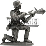 Немецкий пехотинец с Фауст-патроном, 1944-45 гг. - фото 20164